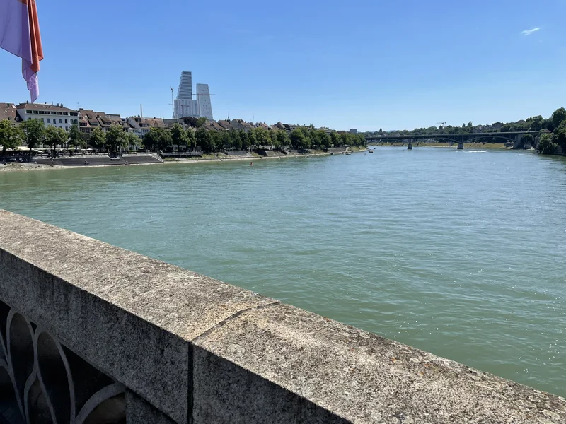 Vue sur le Rhin à Bâle avec les rives et les bâtiments de la ville.