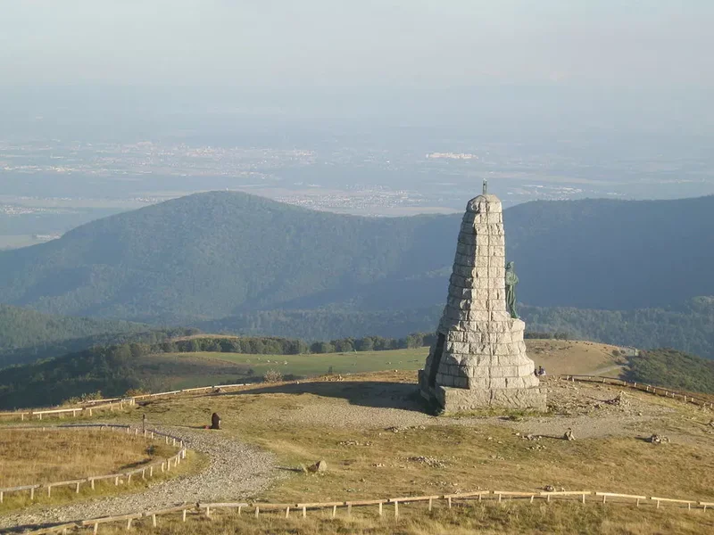 Monument situé au Col du Grand Ballon, point culminant des Vosges, entouré de paysages montagneux.
