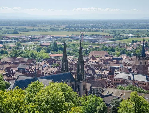 Obernai depuis le Mont National Vue panoramique de la ville d’Obernai depuis le Mont National avec les toits et le paysage environnant.