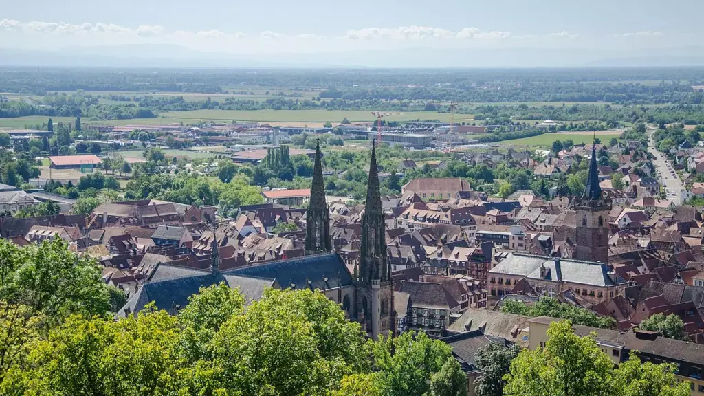 Obernai depuis le Mont National Vue panoramique de la ville d’Obernai depuis le Mont National avec les toits et le paysage environnant.