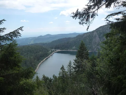Vue panoramique sur le Lac Blanc, entouré de forêts et de montagnes vosgiennes. circuit des trois lacs
