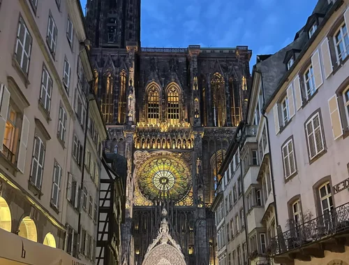Vue de la cathédrale Notre-Dame de Strasbourg, monument gothique emblématique de la ville.