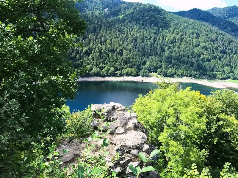 Panorama sur le lac de Kruth-Wildenstein, entouré de forêts et de collines vosgiennes.