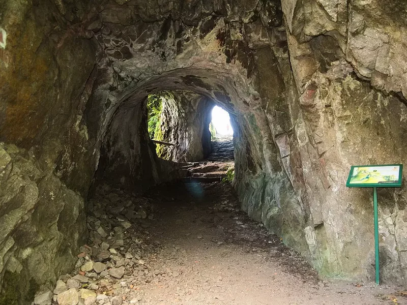 Entrée du château de Wildenstein, forteresse médiévale perchée sur une colline vosgienne.