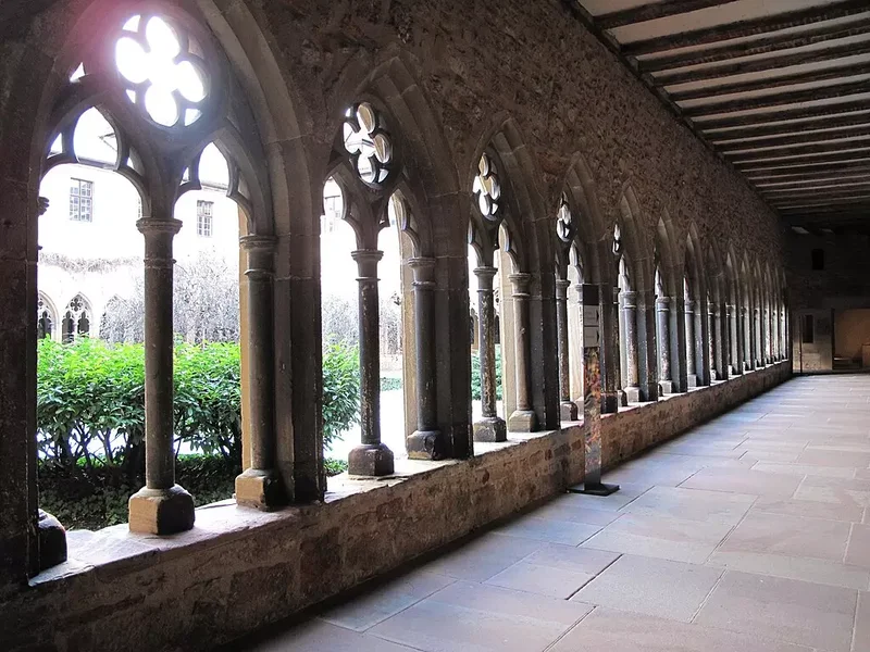 Cloître du Musée Unterlinden à Colmar, espace calme et historique avec arcades et jardin intérieur.