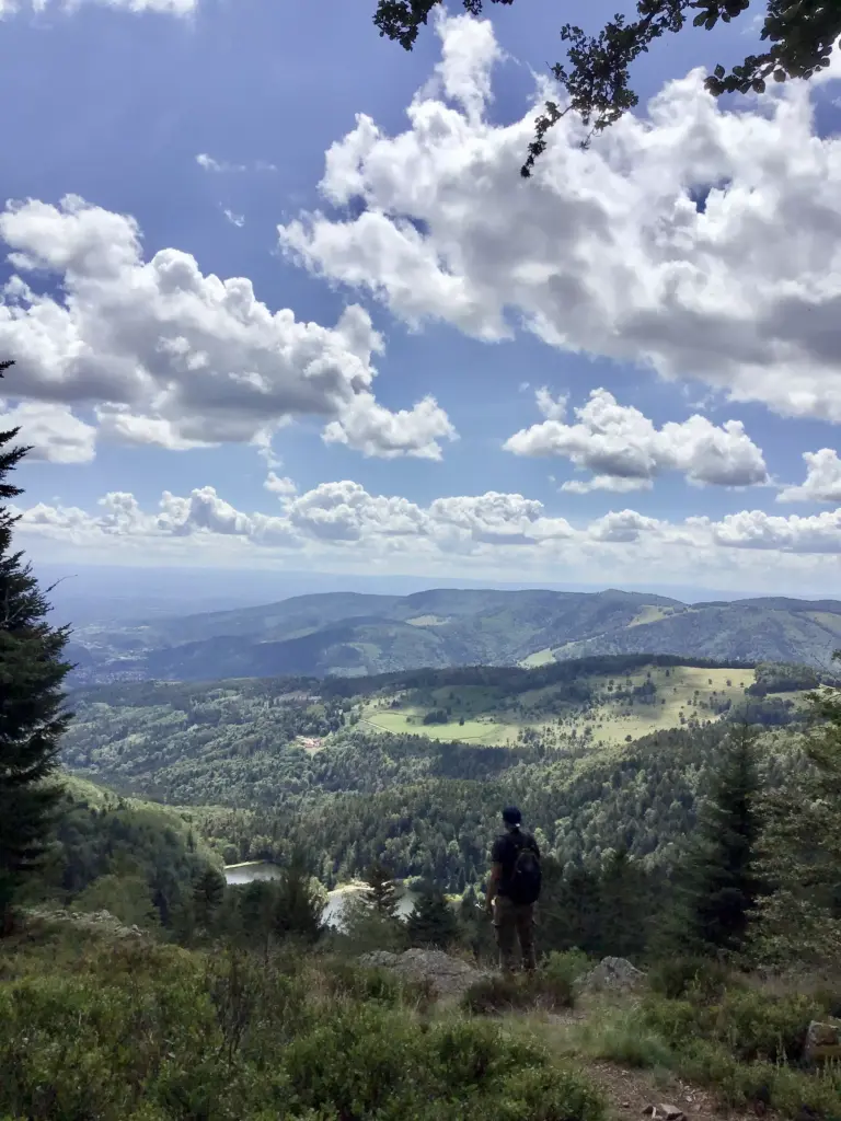 Vue panoramique depuis le col des Perches sur les deux lacs entourés de forêt et de collines.