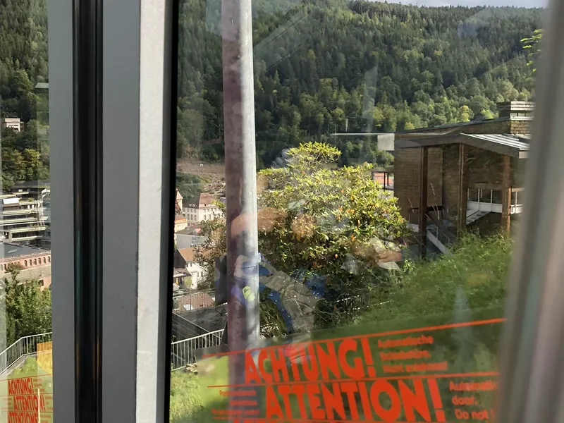 Vue panoramique depuis le funiculaire, sur la ville, les collines et la vallée environnante.