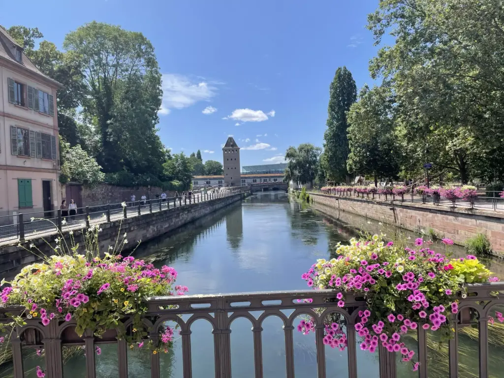 Vue de Strasbourg depuis un pont de la Petite France, avec les maisons à colombages et les canaux.