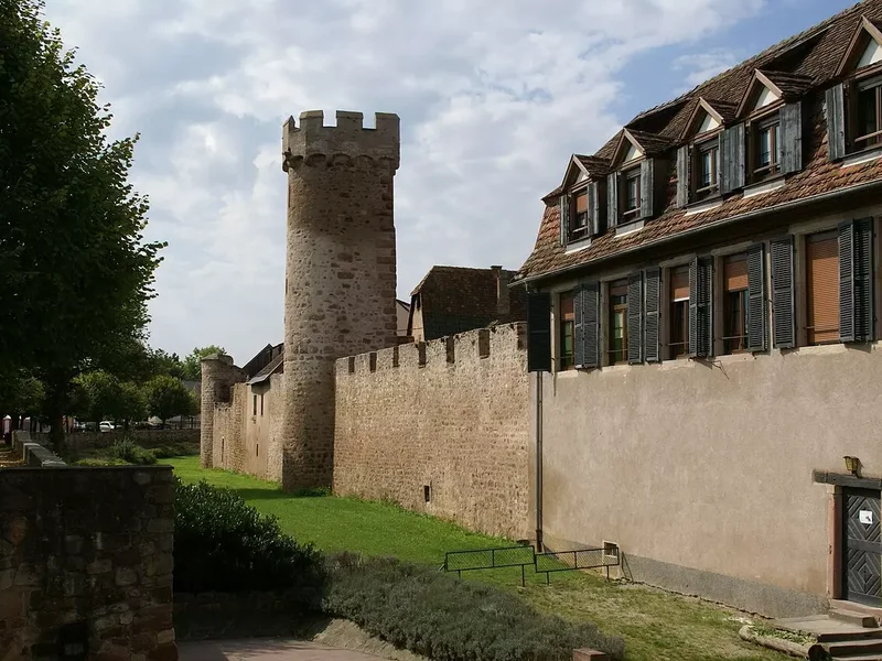 Remparts historiques de la ville avec tours et murs en pierre entourant l’ancienne cité.