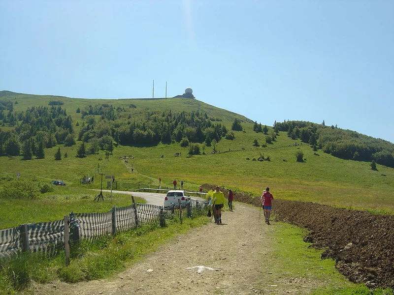 Vue sur le sommet du Grand Ballon depuis le col du Haag, avec crêtes et forêts vosgiennes en arrière-plan.