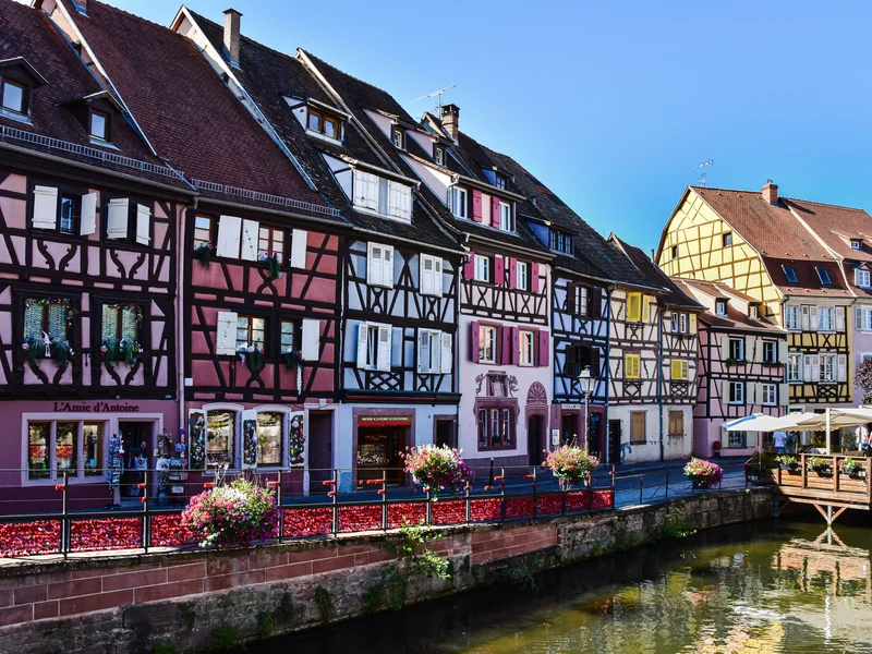 Vue depuis un pont à Colmar, montrant les maisons à colombages colorées bordant le canal.