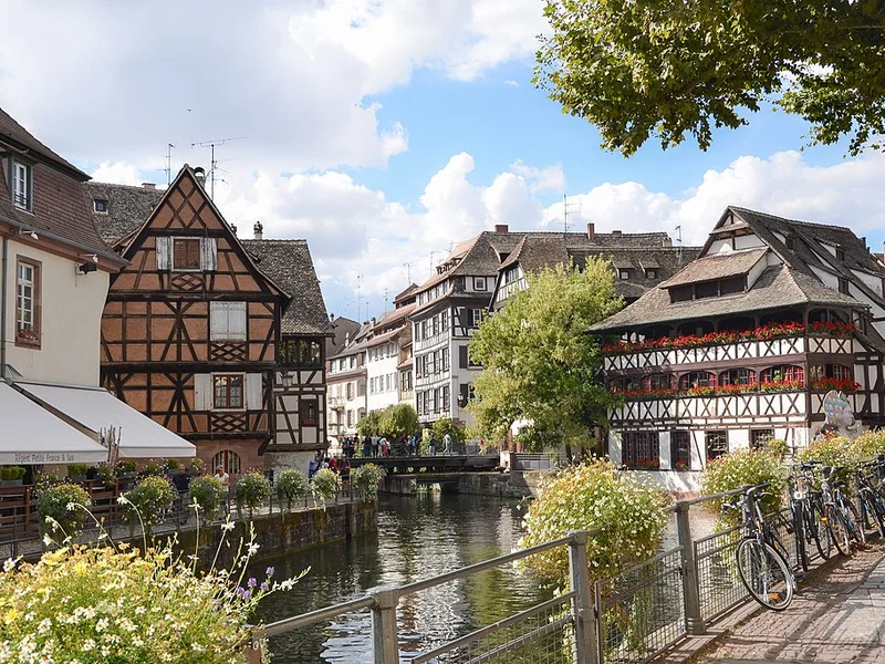 Maisons à colombages et canaux dans le quartier historique de la Petite France à Strasbourg.