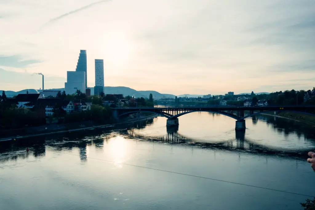 Skyline de Bâle et Rhin au coucher du soleil