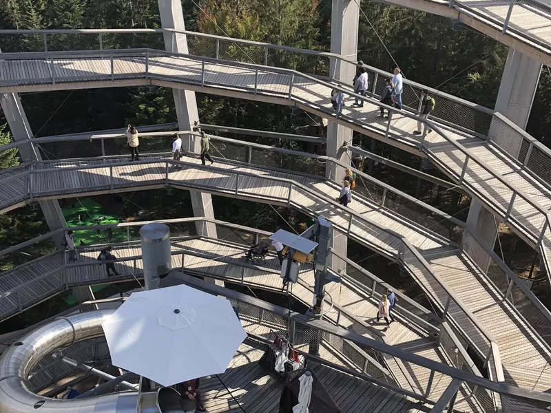 Intérieur de la Spiral Tower, montrant la montée en spirale et la structure en bois et métal.