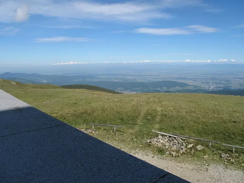 Vue panoramique depuis la station radar du Grand Ballon, sur les crêtes, vallées et forêts des Vosges.