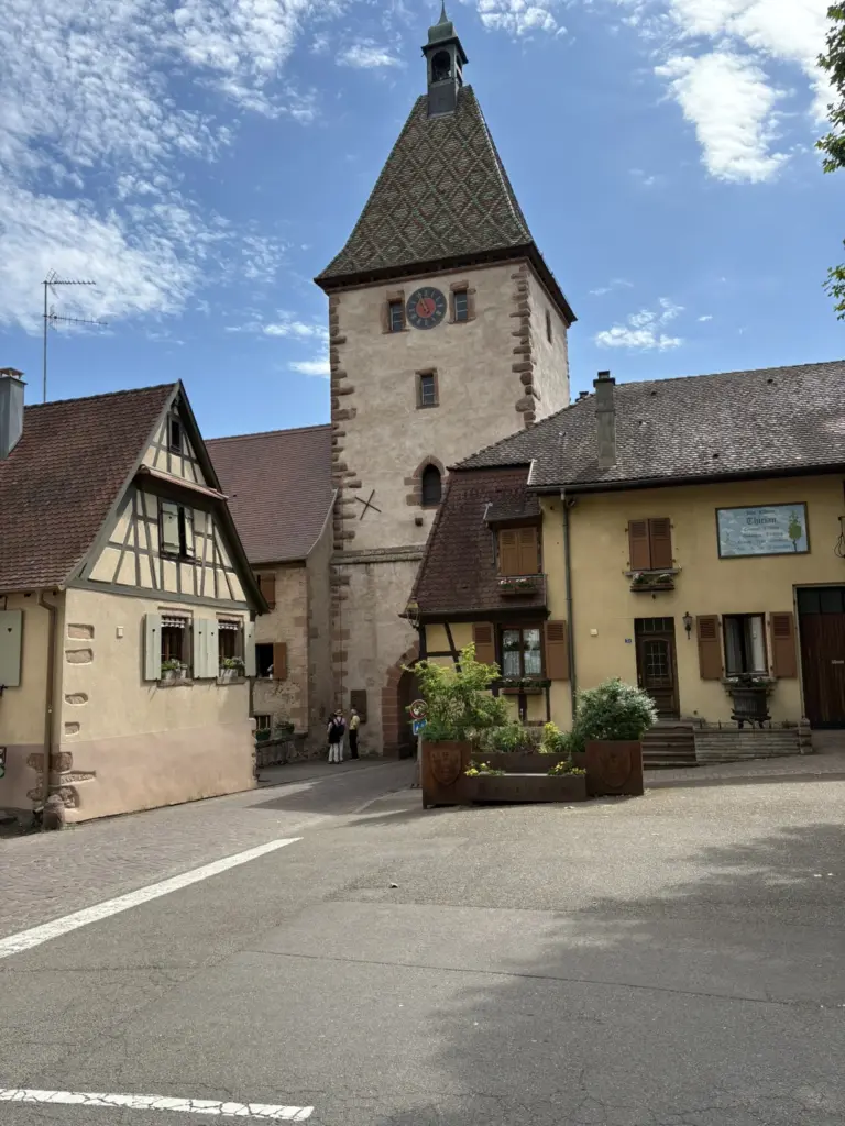 Porte Haute de Bergheim en Alsace, ancienne porte fortifiée médiévale intégrée aux remparts de la ville.