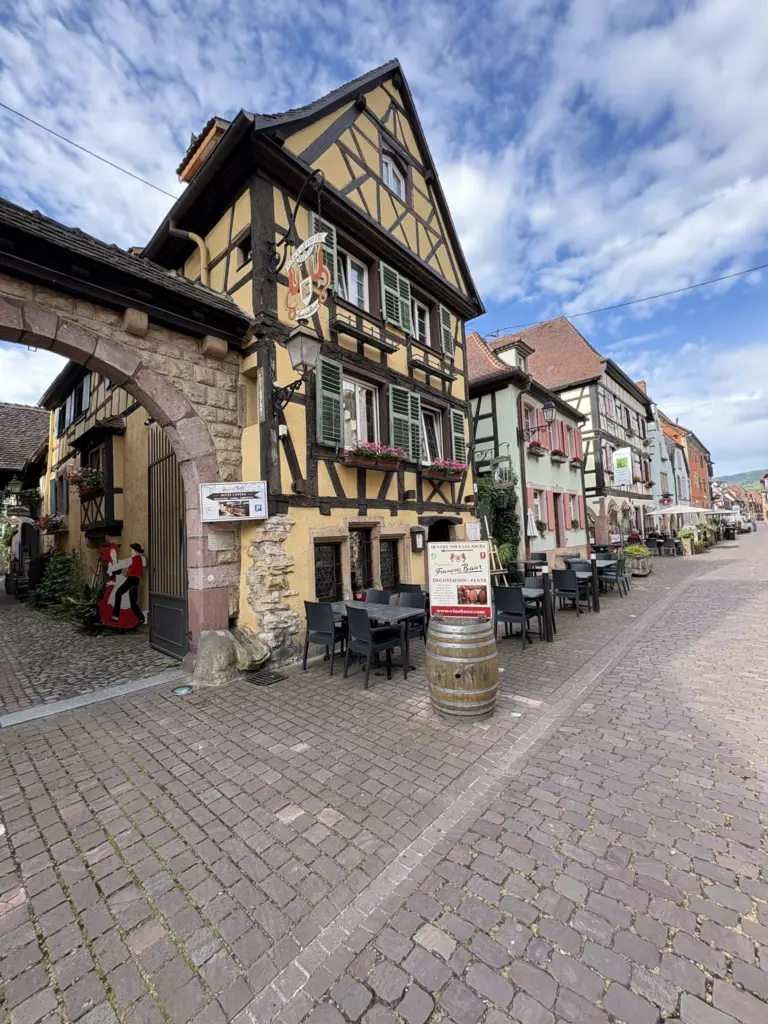 Maison à colombages traditionnelle dans le centre historique 