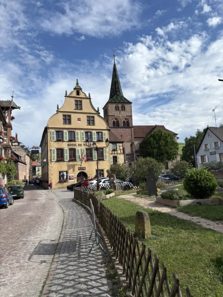 Vue sur l’église Sainte-Anne de Turckheim et son clocher historique en Alsace