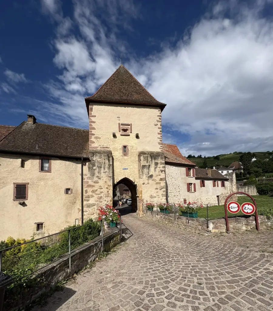 Vue sur la Porte du Brand, ancienne porte fortifiée menant aux vignobles de Turckheim en Alsace