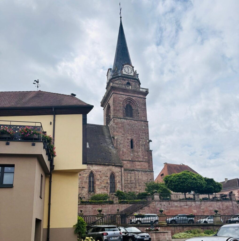 Vue de l’église de l’Assomption-de-la-Bienheureuse-Vierge-Marie de Bergheim, édifice religieux historique