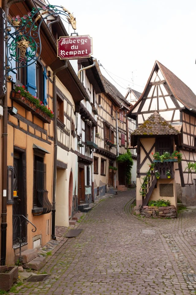 Rue pavée pittoresque du centre historique