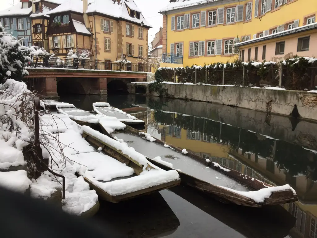 barque sur le canal de la Lauch dans la Petite Venise de Colmar, sous la neige