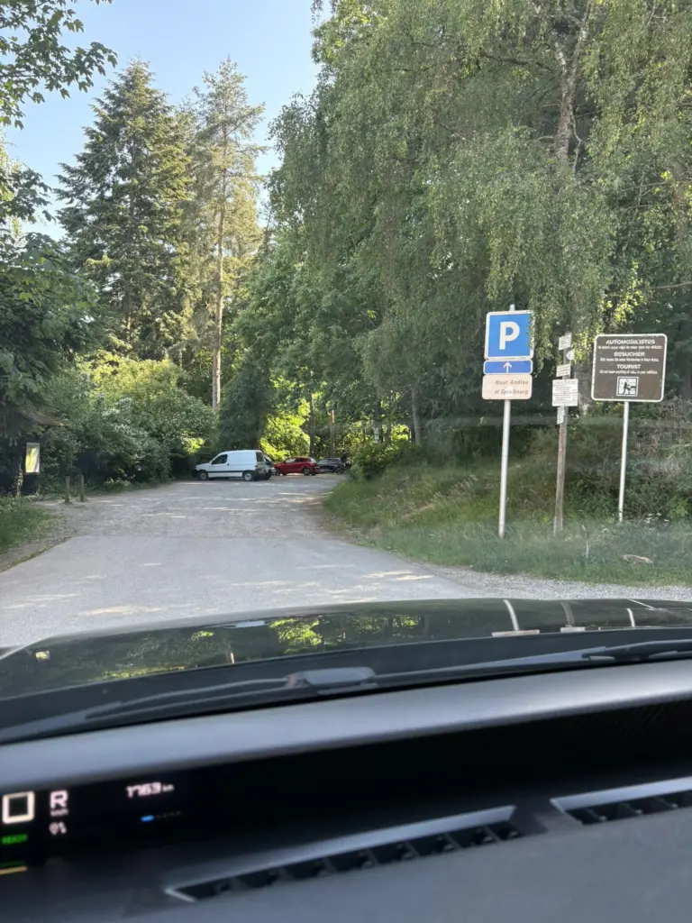 Parking du Hungerplatz, point de départ de la randonnée menant aux châteaux médiévaux d'Andlau et du Spesbourg.