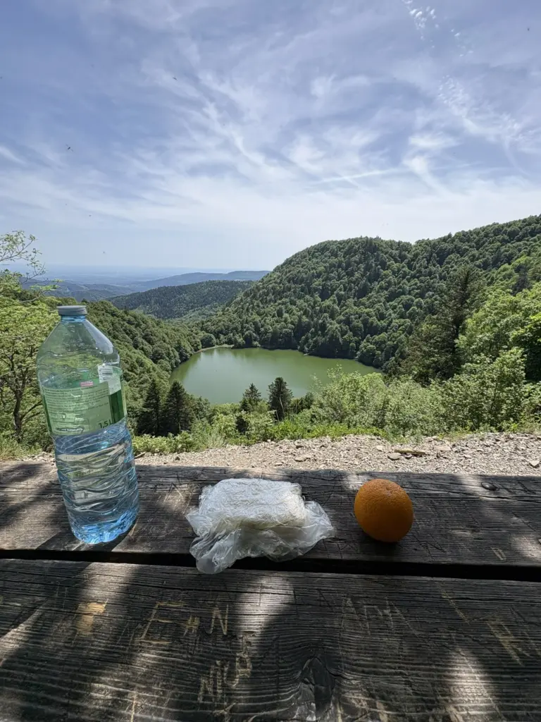 Vue sur le lac des Perches lors d’une pause pendant une randonnée.