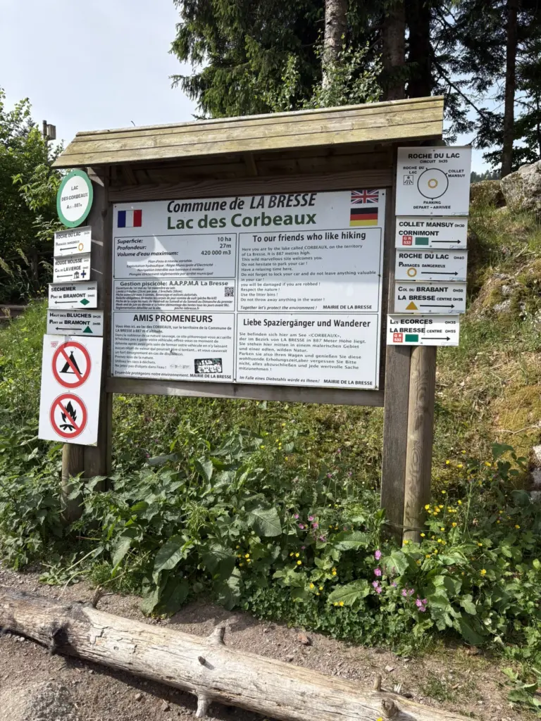 Le panneau d'information à l'entrée du lac des Corbeaux présente le site, son histoire et les recommandations à respecter.