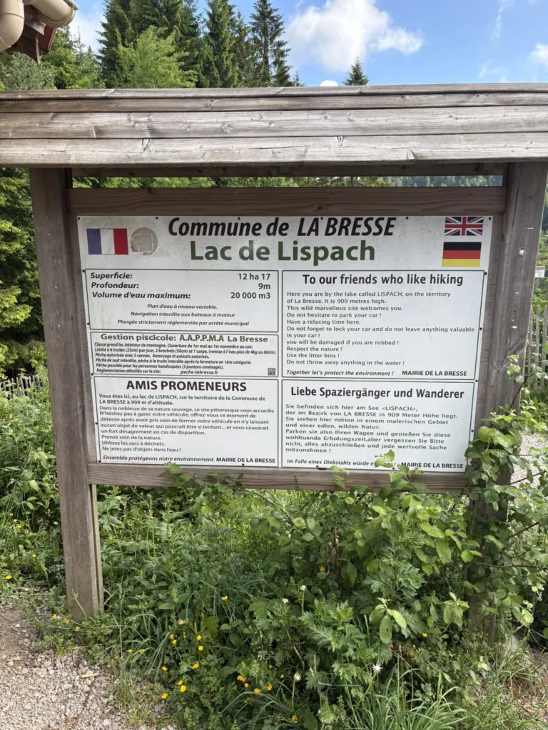 Le panneau d'information à l'entrée du lac de Lispach présente le site, son histoire et les recommandations à respecter.