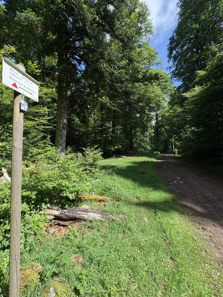 Panneau indiquant la Roche des Vieux Chevaux après la montée