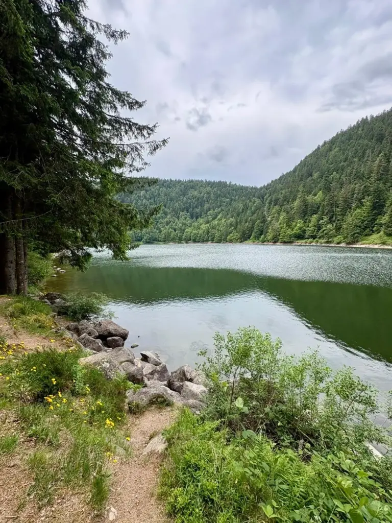 Vue sur le lac des corbeaux depuis le sentier