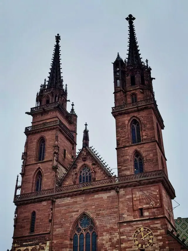 Cathédrale de Bâle en Suisse avec ses deux tours gothiques