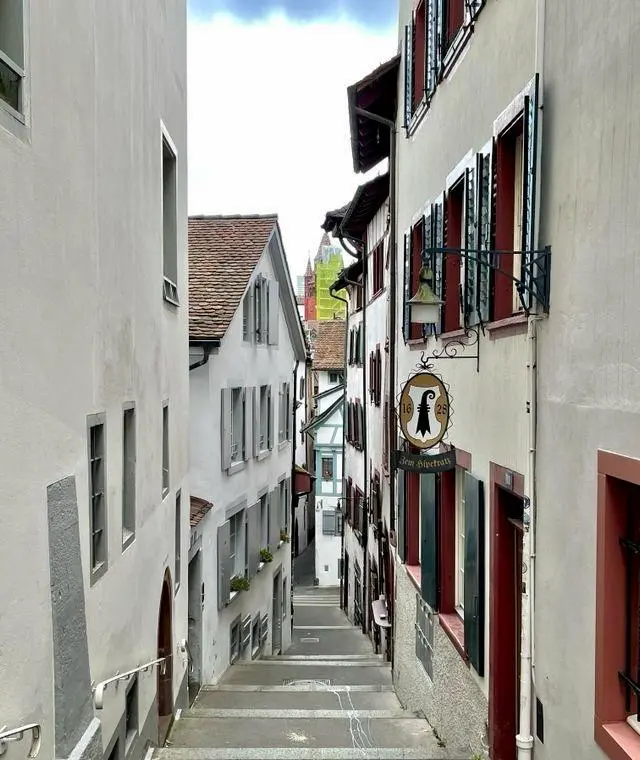 Allée pittoresque dans la vieille ville de Bâle avec des maisons anciennes et des escaliers