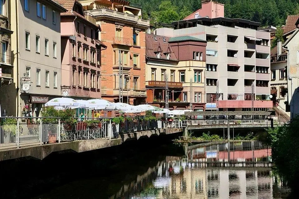 Ancien barrage de moulin avec passe à poissons et canal à radeaux à Bad Wildbad