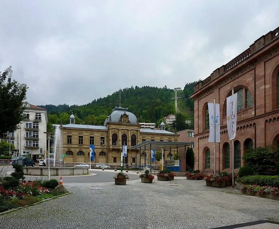 Bâtiments thermaux et Sommerbergbahn dans le centre de Bad Wildbad