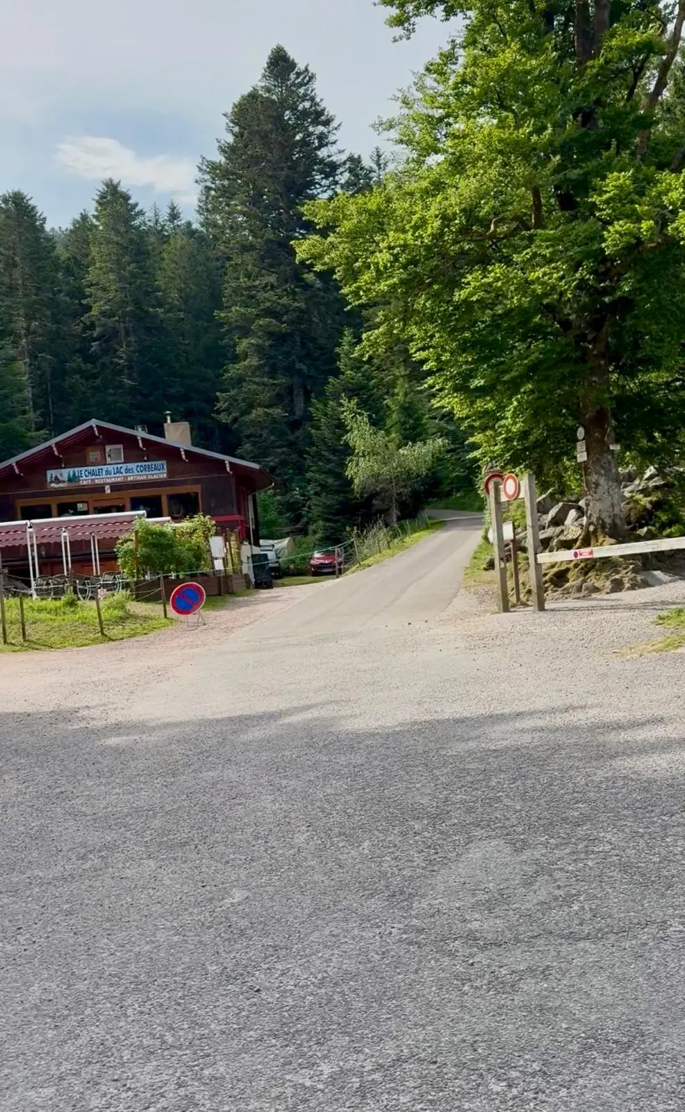 Le chemin à emprunter pour rejoindre le départ de la randonnée du lac des corbeaux