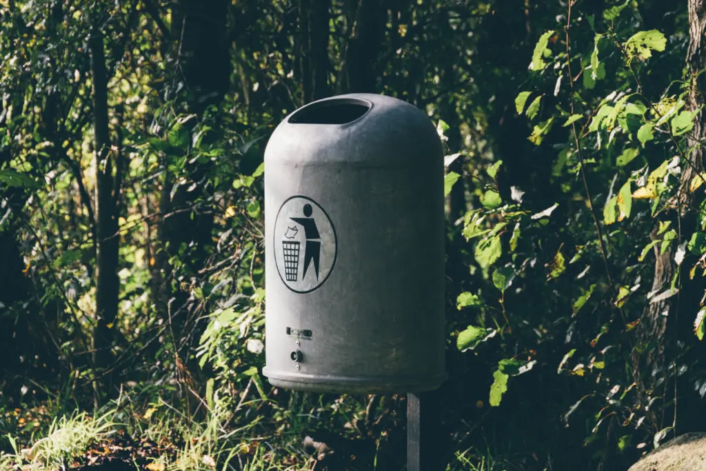 Poubelle installée sur un sentier de randonnée