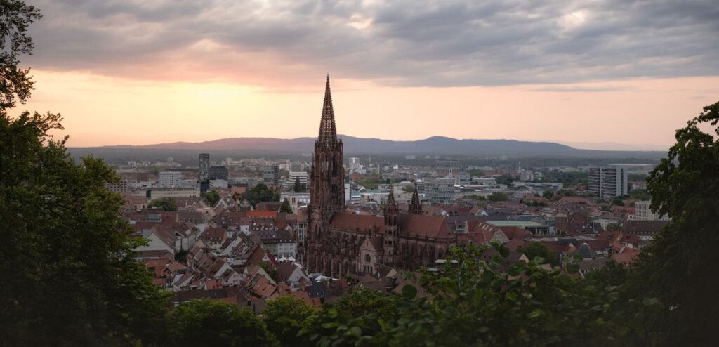 Vue panoramique de la cathédrale de Freiburg et de la ville au coucher du soleil