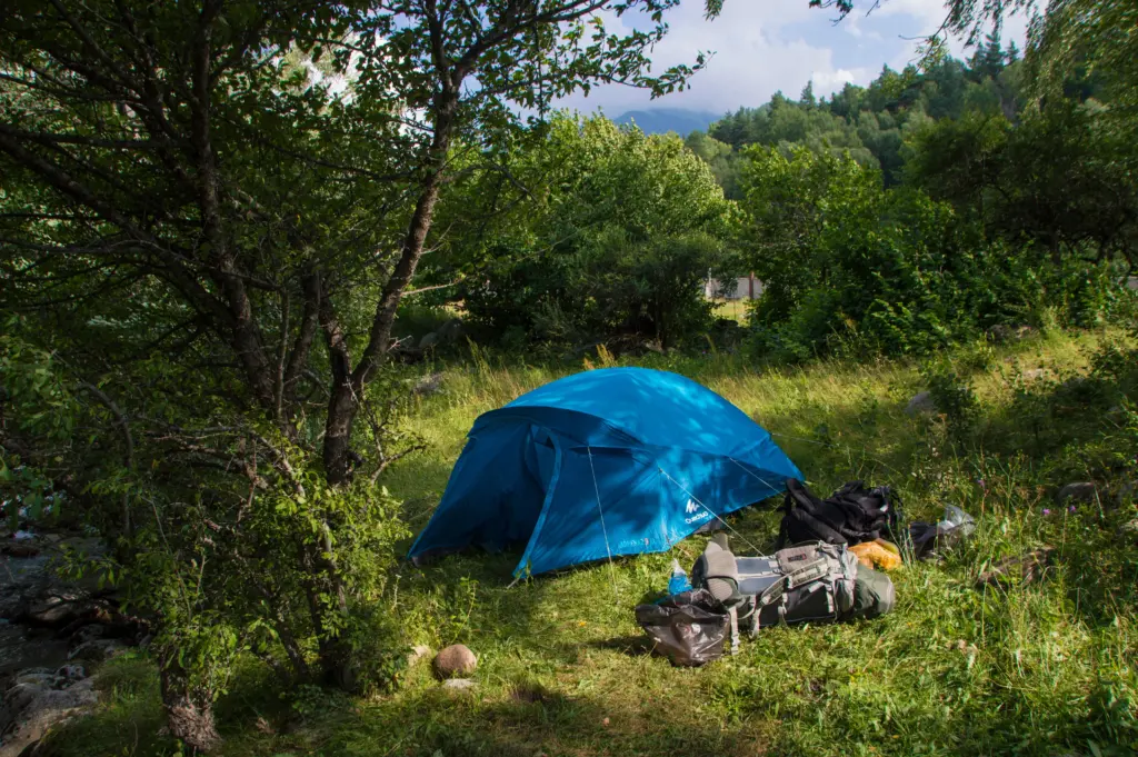 Tente de bivouac installée en pleine nature réglementation
