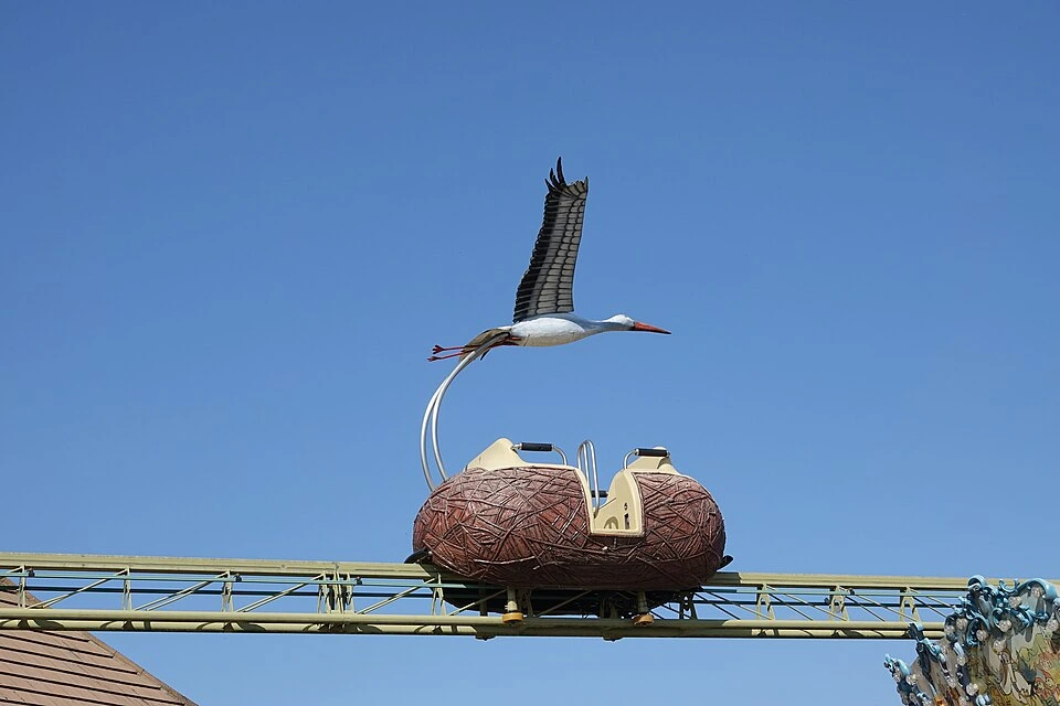 Monorail de Cigoland au milieu du parc d’attractions à Kintzheim presd e selestat