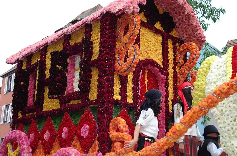 Défilé du corso fleuri dans les rues de Sélestat
