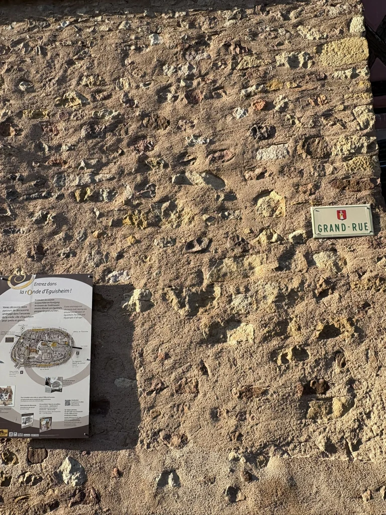 Panneau présentant la carte des ruelles concentriques du centre historique d’Eguisheim.