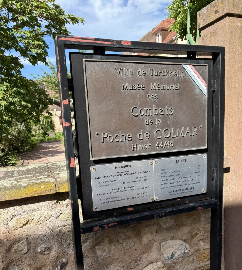 Panneau indiquant le Musée Mémorial des Combats de la Poche de Colmar à Turckheim