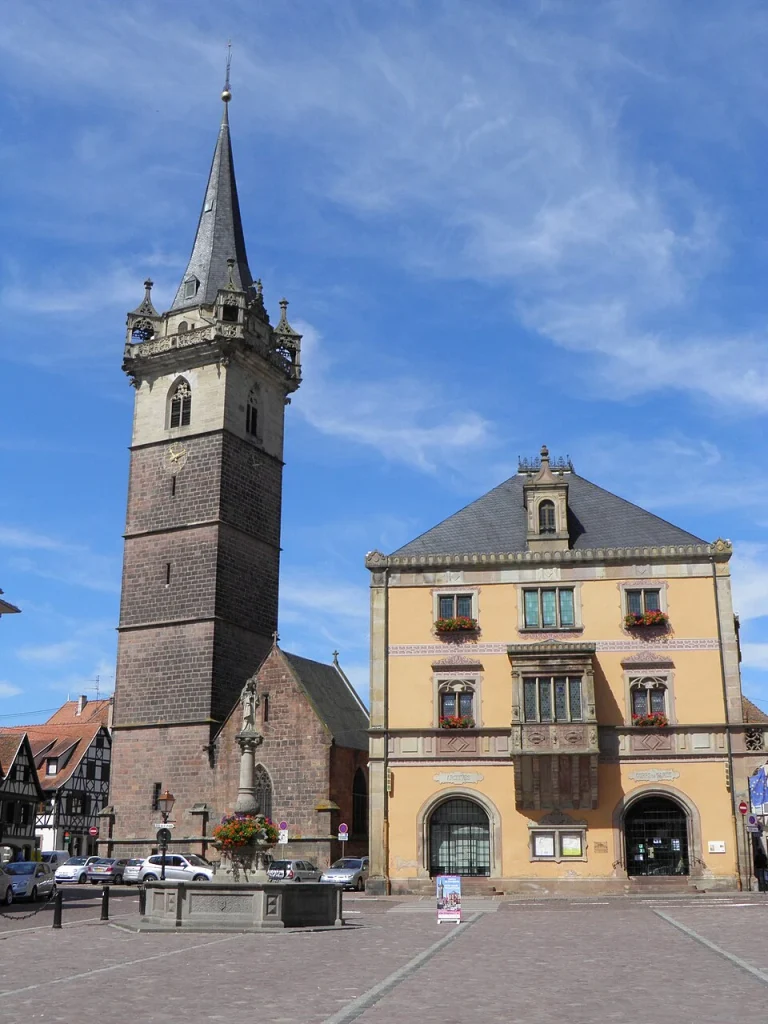 Kapellturm, hôtel de ville et fontaine à Obernai Kapellturm, hôtel de ville et fontaine à Obernai