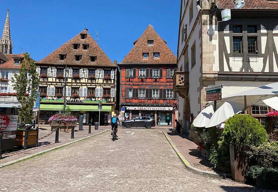 Place du Marché au cœur du centre historique d’Obernai, entourée de maisons à colombages Place du Marché au cœur du centre historique d’Obernai, entourée de maisons à colombages