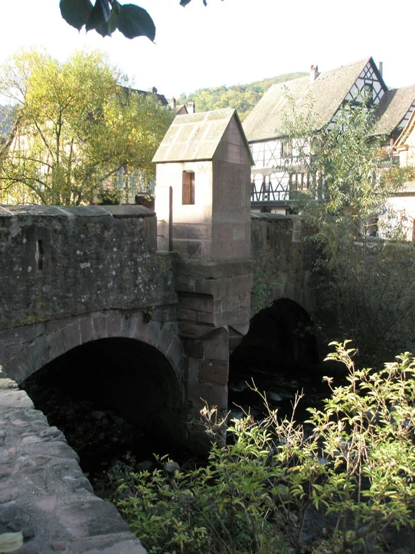 Vue sur le pont fortifié à Kaysersberg