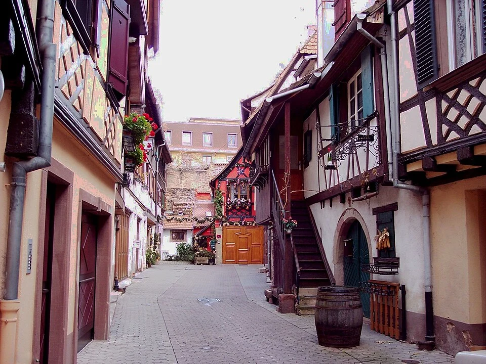 Ruelle de la ville décorée avant Noël. Ruelle de la ville décorée avant Noël.