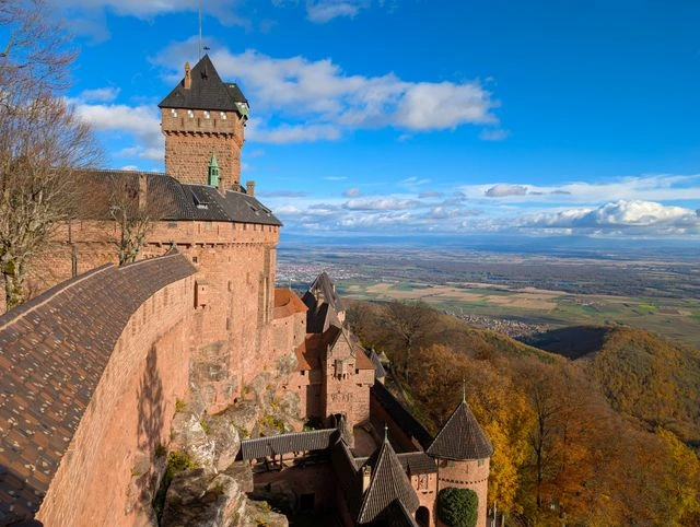 Vue panoramique sur la plaine d’Alsace depuis le château du Haut-Koenigsbourg