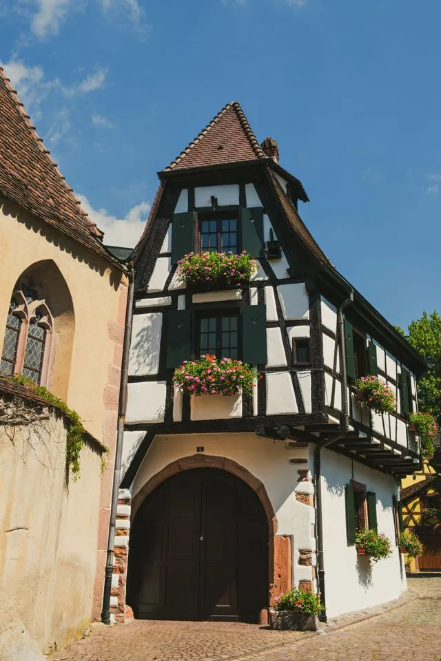 Façade typique d'une maison à colombages dans le centre historique de Kaysersberg